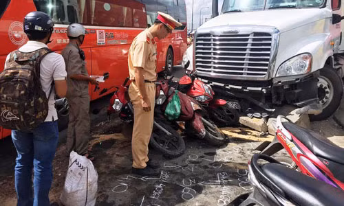 Hiện trường vụ tai nạn nghiêm trọng ở cửa ngõ Sài Gòn.