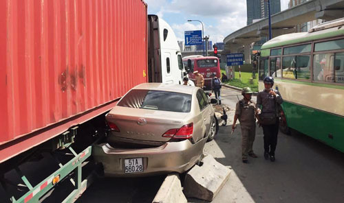 Chiếc xe đầu kéo container tông ô tô...