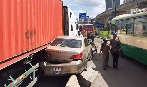 Chiếc xe đầu kéo container tông ô tô...