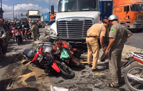 ...rồi tông tiếp hàng loạt xe máy.