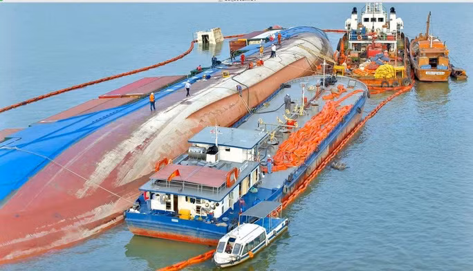 Toan canh giai cuu, vot dau tu tau cho 285 container chim o Can Gio