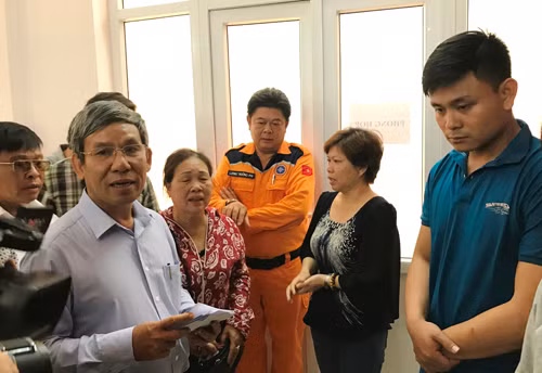 Nguoi than dau don nhan thi the thuyen vien tau Hai Thanh 26-Hinh-2