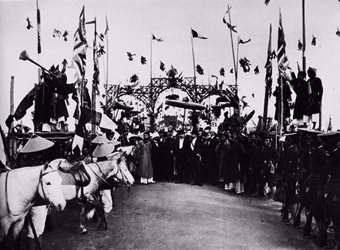 Ngày có kết quả, người có nhiệm vụ xướng danh các sĩ tử đỗ đạt sẽ cầm một chiếc loa, đứng trên cao và đọc to họ tên, quê quán của từng người.