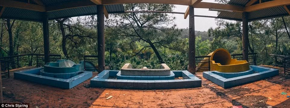 Các máng trượt nước bắt đầu từ bệ đỡ đã đổ nát và kết thúc ở bể bơi, nơi trước đây từng có cá sấu sinh sống.