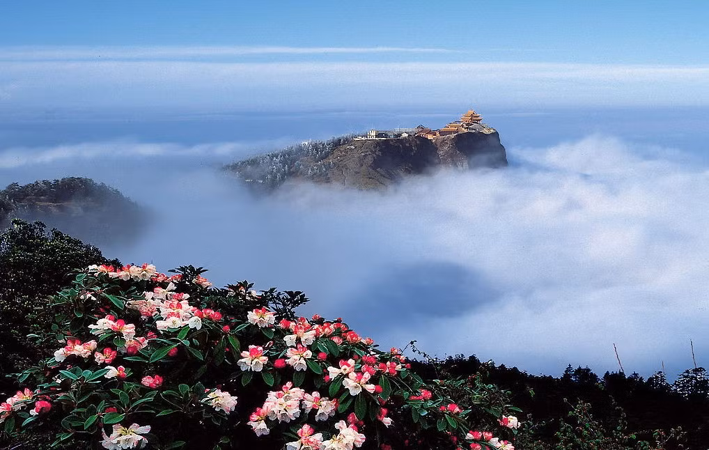 Bất cứ ai từng say mê các tiểu thuyết kiếm hiệp hay môn phái võ lâm Trung Quốc đều biết đến những cái tên nổi tiếng như núi Nga Mi, Võ Đang, Hoa Sơn, Thiếu Thất. Núi Nga Mi: Núi Nga Mi còn gọi là "Đại quang Minh sơn", nằm ở Trung Nam, tỉnh Tứ Xuyên, là một trong Tứ đại Phật giáo danh sơn của Trung Hoa. Đỉnh cao nhất của Nga Mi là Vạn Phật, nằm trên ngọn núi chính Kim Đỉnh với độ cao 3.099 m. Ảnh: Windhorsetour.