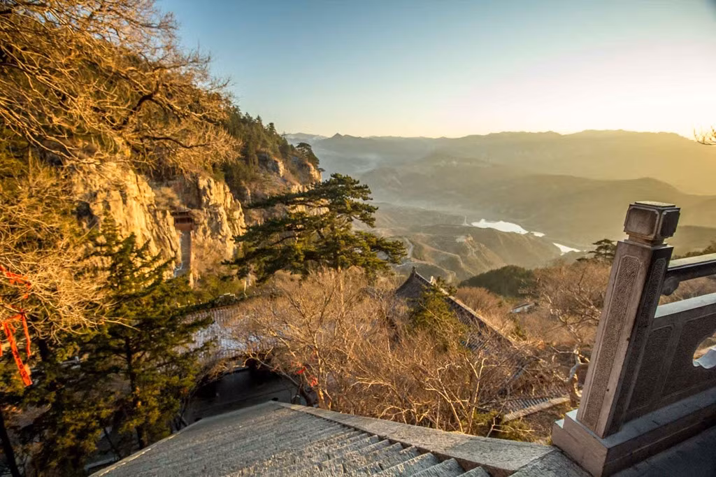 Núi Hằng Sơn: Hằng Sơn nằm ở tỉnh Sơn Tây, là nơi khai sinh của kiếm phái Hằng Sơn. Môn phái này do Hiểu Phong sư thái sáng lập, đời đời đệ tử đều là nữ giới. Nhắc đến phái Hằng Sơn, người hâm mộ tiểu thuyết kiếm hiệp thường nhớ tới Nghi Lâm, một trong những nhân vật nữ khả ái nhất trong các tác phẩm của Kim Dung. Ảnh: Passportchronicles.