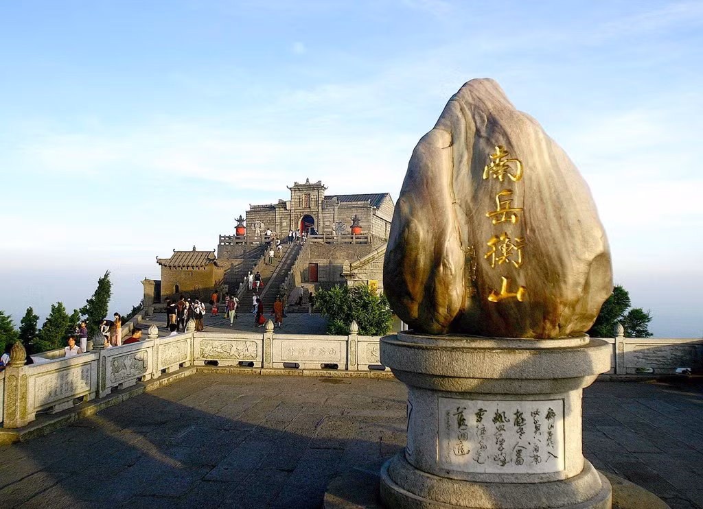 Phái Hành Sơn nổi tiếng với các cao thủ kiếm thuật mê âm nhạc đóng tại thành Hành Dương dưới chân dãy núi Hành Sơn. Ảnh: Travelchina.