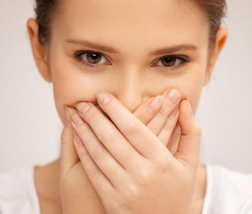 3. Để lông mũi dài lộ ra ngoài, chẳng khác gì chĩa dao ra ngoài, hút vận đào hoa xấu đối với nửa kia, dễ xuất hiện người thứ ba xen ngang phá hoại tình cảm. 