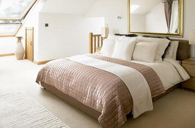 7. Đầu giường xung ở hướng Tây, không những sức khỏe giảm sút mà tài lộc của nữ giới cũng giảm, sự nghiệp gặp trở ngại.