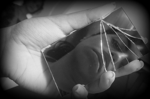 12. Khi đang đeo trang sức hoặc soi gương, đồ trang sức hoặc gương rơi xuống đất, bị vỡ hay có vết nứt, báo hiệu sắp có đổ vỡ về tình cảm hoặc tiêu hao tiền bạc.