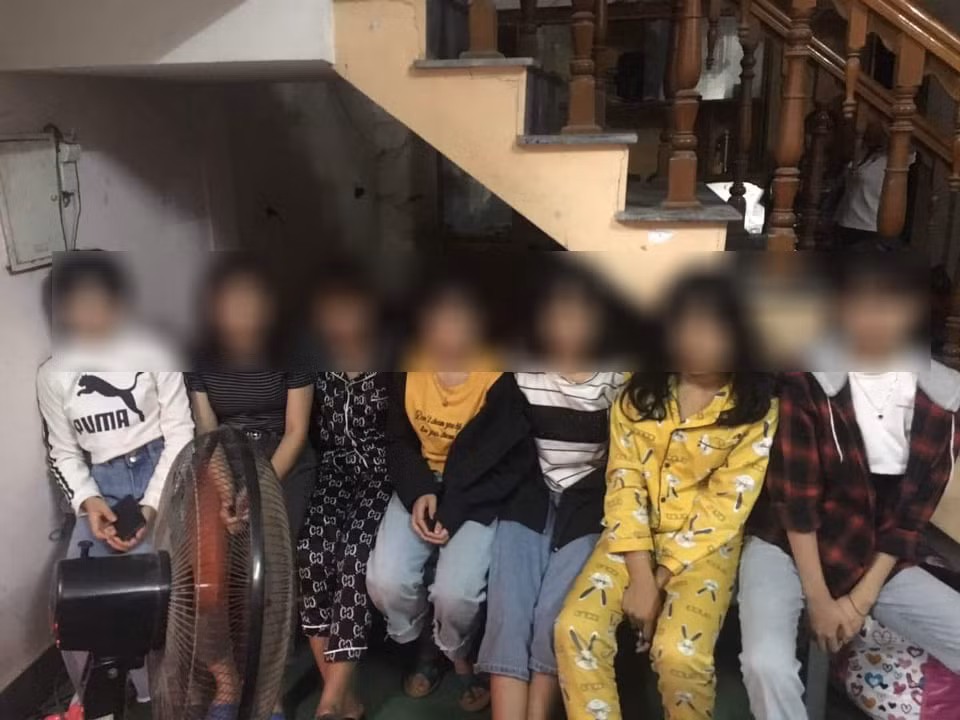 Ngày 18/5, Công an tỉnh Thanh Hóa vừa triệt phá đường dây chuyên chăn dắt, bắt ép hàng chục thiếu nữ phục vụ các quán hát karaoke trên địa bàn tỉnh. Tại đây, lực lượng chức năng đã giải cứu 12 nữ nhân viên làm việc tại các quán hát này, trong đó đa số dưới 16 tuổi. (Ảnh tintuconline). 