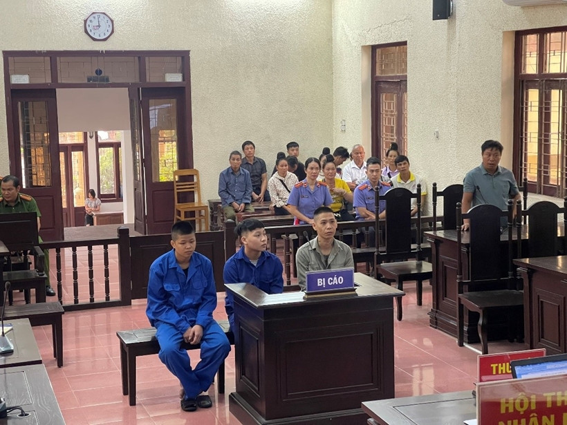 Hồi đầu tháng 6, VKSND TP Hải Dương phối hợp TAND cùng cấp vừa xét sơ thẩm đối với các bị cáo Lê Minh Công, Hoàng Văn Toản và Hoàng Văn Khiêm về tội Mua bán người và Mua bán người dưới 16 tuổi. Hội đồng xét xử đã tuyên phạt bị cáo Lê Minh Công 13 năm 9 tháng tù, Hoàng Văn Toản 12 năm 9 tháng tù và Hoàng Văn Khiêm 9 năm về 2 tội Mua bán người và tội Mua bán người dưới 16 tuổi, 