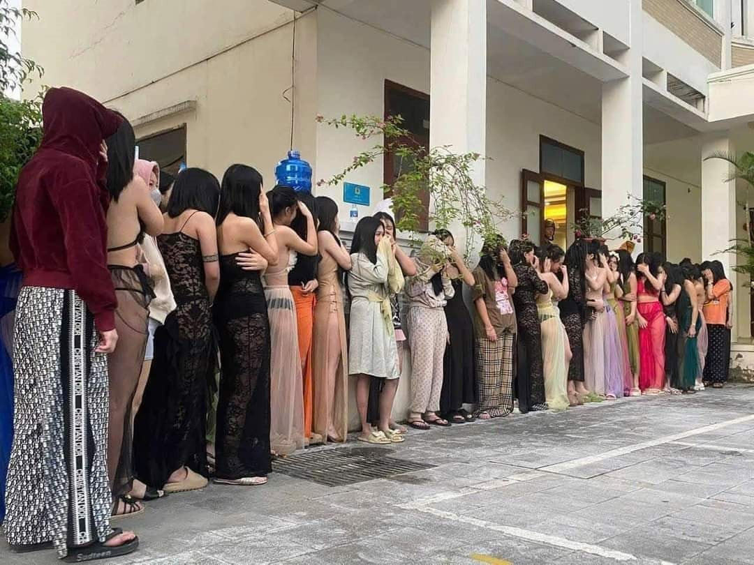 Xuất phát từ nhu cầu tìm việc làm, nhiều em từ nhiều tỉnh thành cả nước bị đưa đến các quán Karaoke. Có em từng bị mua bán nhiều lần qua các quán với số tiền nợ ngày càng tăng lên. Các nạn nhân bị ép phải phục vụ khách để trừ nợ...Các đối tượng còn lợi dụng mạng xã hội Facebook và các hội, nhóm đăng tải nội dung, tuyển dụng nhân viên hoặc ứng tiền để chuộc nhân viên của các cơ sở khác. (Ảnh daidoanket.vn)