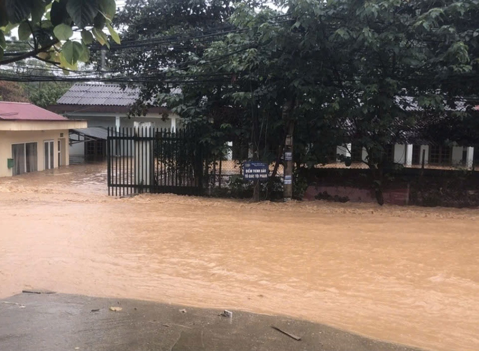 Yên Bái: mưa lớn khiến hàng trăm hộ dân bị cô lập Yen Bai: mua lon khien hang tram ho dan bi co lap
