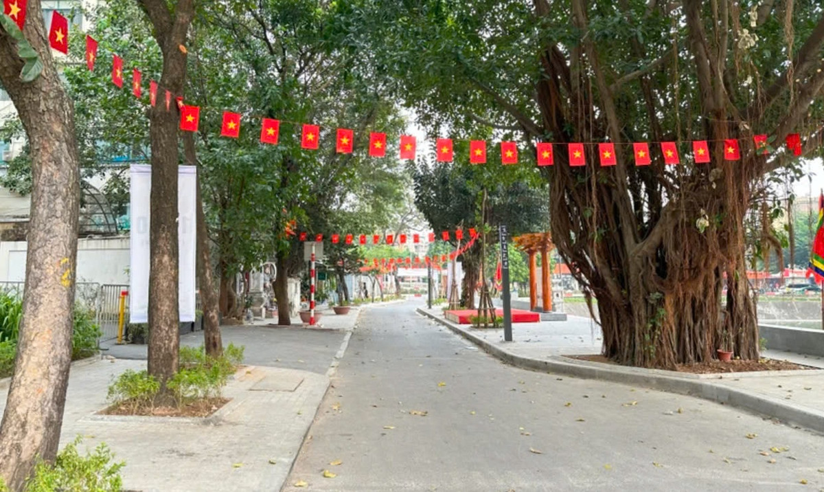 Vì sao phố đi bộ Ngọc Khánh vắng vẻ sau 2 ngày mở cửa? - Hình 2 Vi sao pho di bo Ngoc Khanh vang ve sau 2 ngay mo cua?-Hinh-2