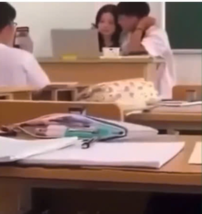 Thấy gì từ clip cô giáo- học sinh thân mật trong lớp học? Thay gi tu clip co giao- hoc sinh than mat trong lop hoc?