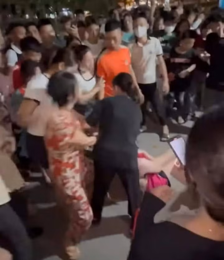 Vụ đánh ghen lột đồ ở Bắc Ninh: Khởi tố 3 phụ nữ Vu danh ghen lot do o Bac Ninh: Khoi to 3 phu nu