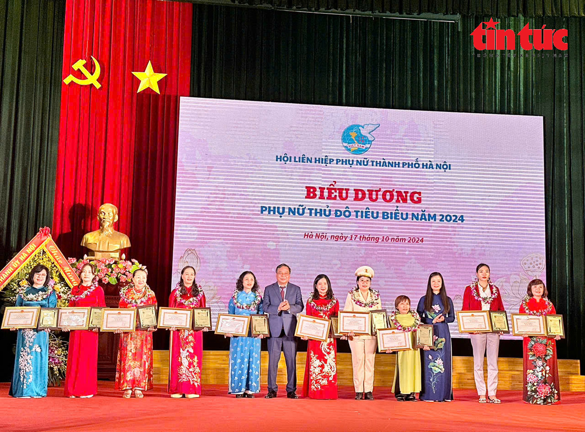 Hà Nội: Biểu dương 10 phụ nữ Thủ đô tiêu biểu 2024 Ha Noi: Bieu duong 10 phu nu Thu do tieu bieu 2024