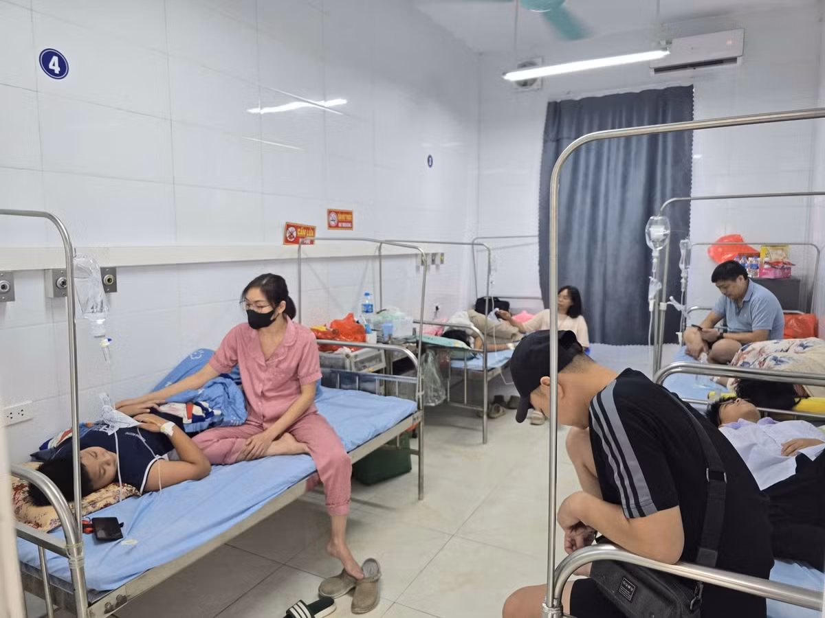 Ha Noi: Nhom hoc sinh ngo doc do uong nuoc ngot phat mien phi