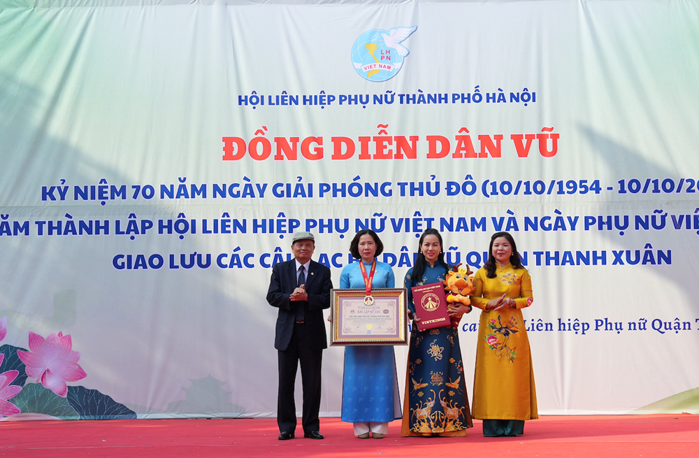 Hơn 70.000 phụ nữ Thủ đô xác lập kỷ lục đồng diễn dân vũ áo dài Hon 70.000 phu nu Thu do xac lap ky luc dong dien dan vu ao dai