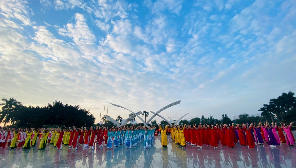 Hơn 70.000 phụ nữ Thủ đô xác lập kỷ lục đồng diễn dân vũ áo dài - Hình 2 Hon 70.000 phu nu Thu do xac lap ky luc dong dien dan vu ao dai-Hinh-2