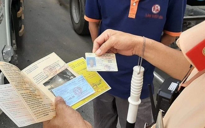 Bị trừ 12 điểm bằng lái khi vi phạm nồng độ cồn mức 2,3 Bi tru 12 diem bang lai khi vi pham nong do con muc 2,3