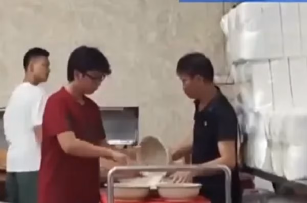 Vu SV DHBK Ha Noi an com canh thua, trach nhiem cua ai?