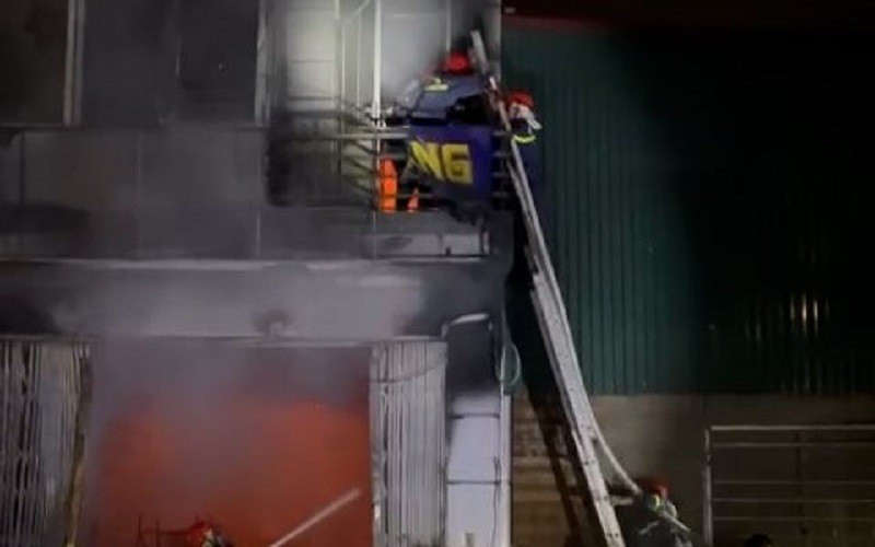 Bac Ninh: Cuu 4 nguoi mac ket tren tang 2 trong dam chay