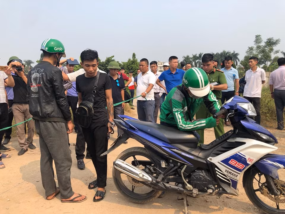 Khi anh Sang chở 2 người này đến khu vực tổ dân phố Tân Phong (phường Thụy Phương) thì bị đâm tử vong và cướp đi chiếc xe máy cùng chiếc điện thoại iPhone 7 Plus màu đen. Gây án xong, các nghi phạm bỏ lại thi thể anh S. tại bãi đất hoang, khu vực công trường đường nối với đường Hoàng Quốc Việt kéo dài, rồi bỏ trốn.