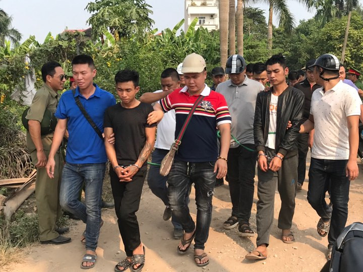 Trước đó, khoảng 13h cùng ngày, 2 nghi phạm là Đinh Văn Trường và Đinh Văn Giáp được áp giải đến hiện trường tại khu phố Cao Phong, phường Thuỵ Phương (quận Bắc Từ Liêm) để thực nghiệm hiện trường vụ tài xế GrabBike bị sát hại. trước khi được đưa ra bến Mỹ Đình để hoàn tất buổi thực nghiệm.