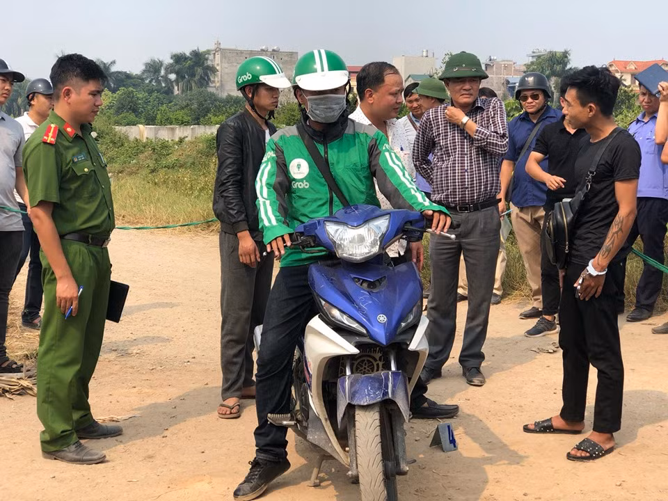 Theo tài liệu điều tra ban đầu, khoảng 20h30 ngày 26/9, anh Nguyễn Cao S. (là sinh viên 1 trường cao đẳng tại địa bàn Hà Nội) chạy xe ôm, điều khiển xe máy nhãn hiệu Yamaha Exciter, màu xanh mang BKS 36B5 - 443.41 chở theo 2 nam thanh niên là khách vẫy ngang đường, từ khu vực bến xe Mỹ Đình đến khu vực phường Thụy Phương (quận Bắc Từ Liêm).