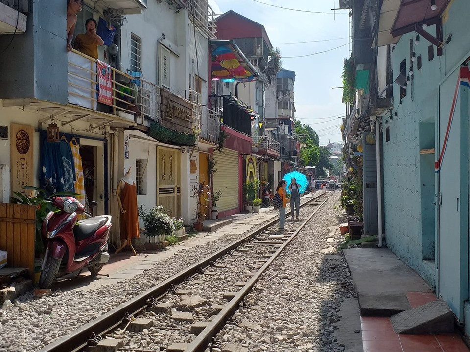 Một số bạn trẻ vẫn tranh thủ đến chụp hình làm kỷ niệm.