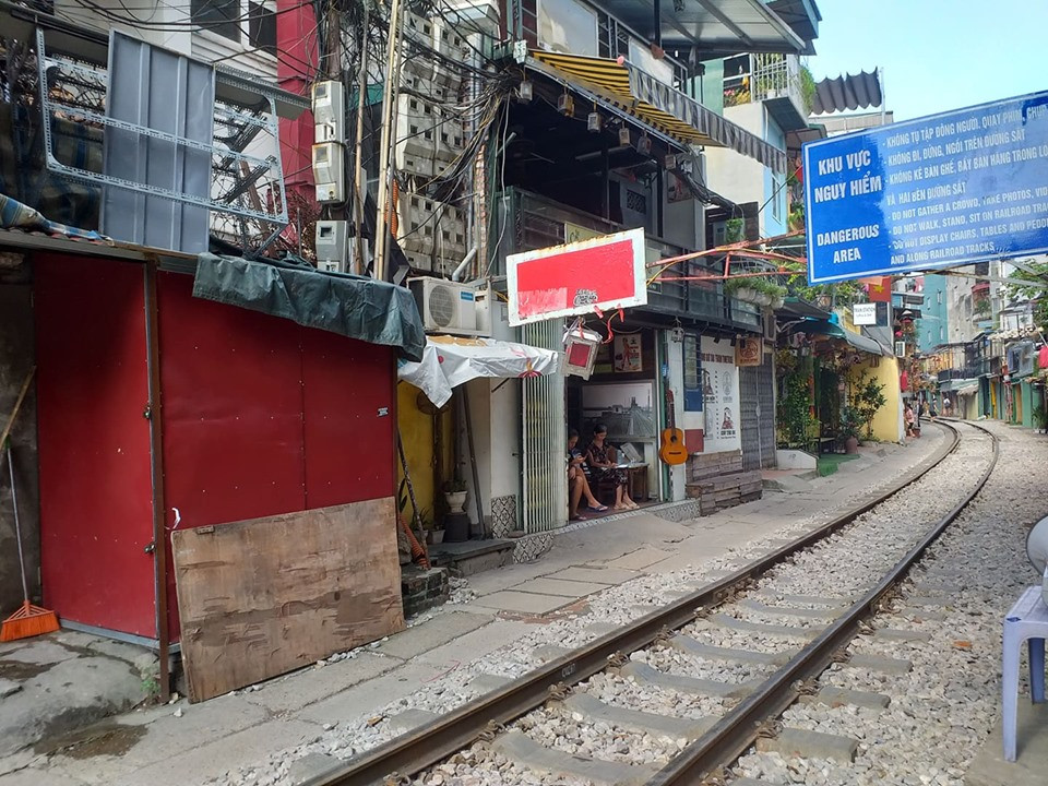 Các quán cà phê vắng tanh, trái ngược với cảnh tượng đông đúc người ngồi 2 bên đường tàu.