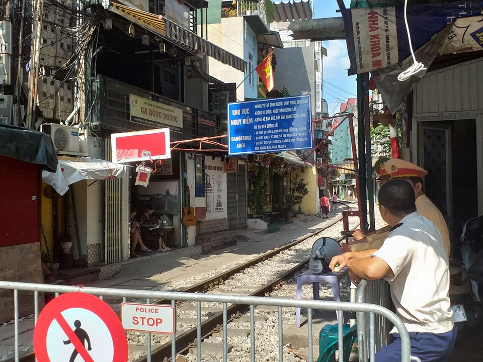 Từ sáng 10/10, tổ công tác liên ngành gồm công an quận Hoàn Kiếm, công an các phường có đường tàu chạy qua, cảnh sát giao thông đường sắt đã tiến hành phong toả các lối ra vào đoạn đường tàu phố Phùng Hưng, nơi nhiều hộ kinh doanh cà phê, nhà hàng.
