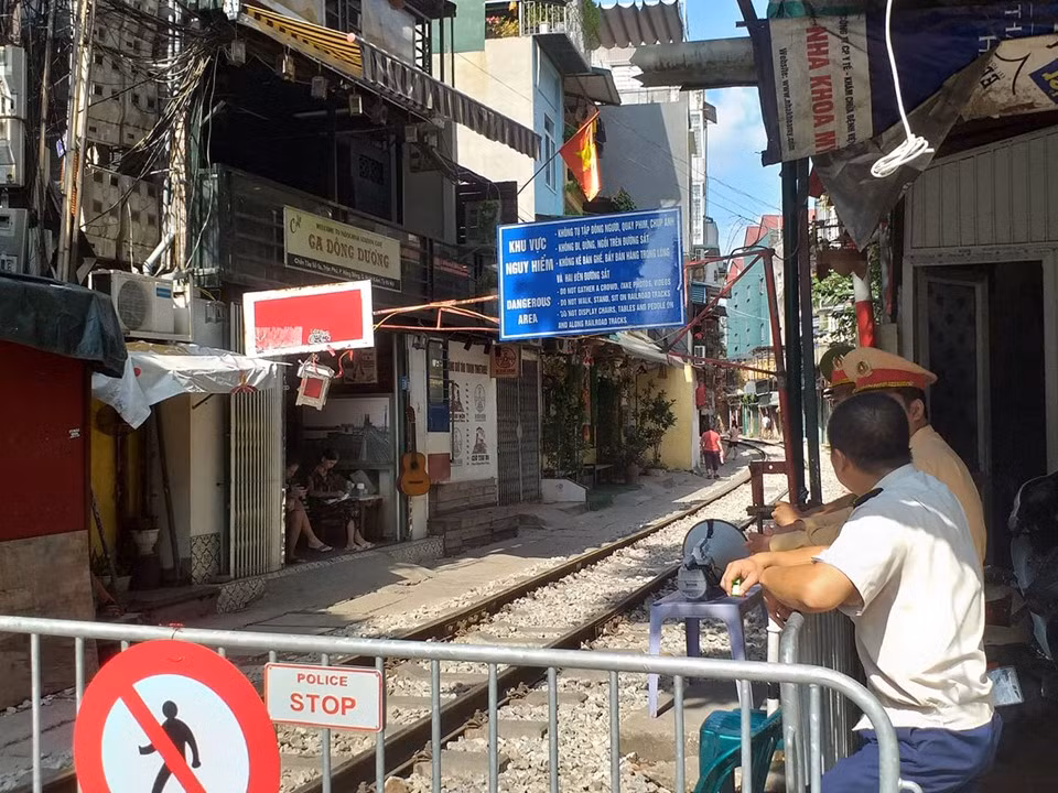 Từ sáng 10/10, tổ công tác liên ngành gồm công an quận Hoàn Kiếm, công an các phường có đường tàu chạy qua, cảnh sát giao thông đường sắt đã tiến hành phong toả các lối ra vào đoạn đường tàu phố Phùng Hưng, nơi nhiều hộ kinh doanh cà phê, nhà hàng.