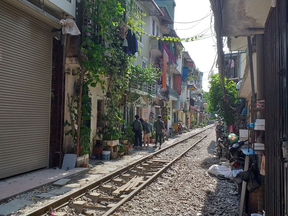 Nhiều chủ nhà hàng, quán cà phê tỏ ra bất ngờ khi biết được thông tin về lệnh cấm.