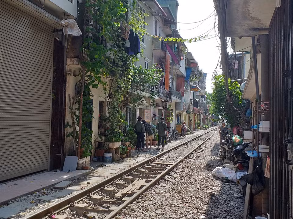 Nhiều chủ nhà hàng, quán cà phê tỏ ra bất ngờ khi biết được thông tin về lệnh cấm.