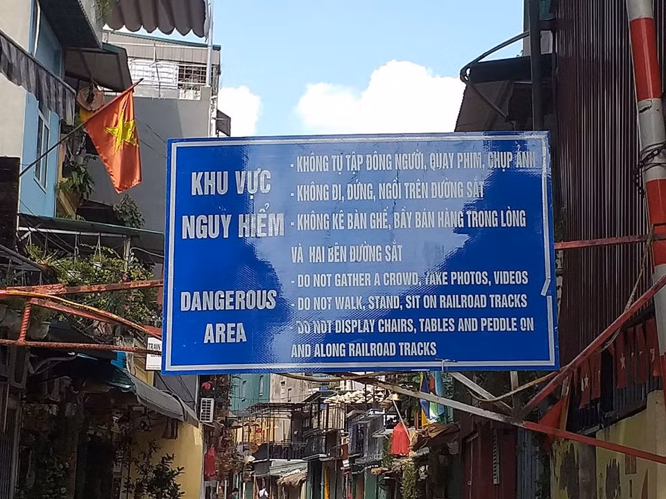 Biến cấm này tồn tại đã lâu nhưng người dân, du khách vẫn bất chấp.