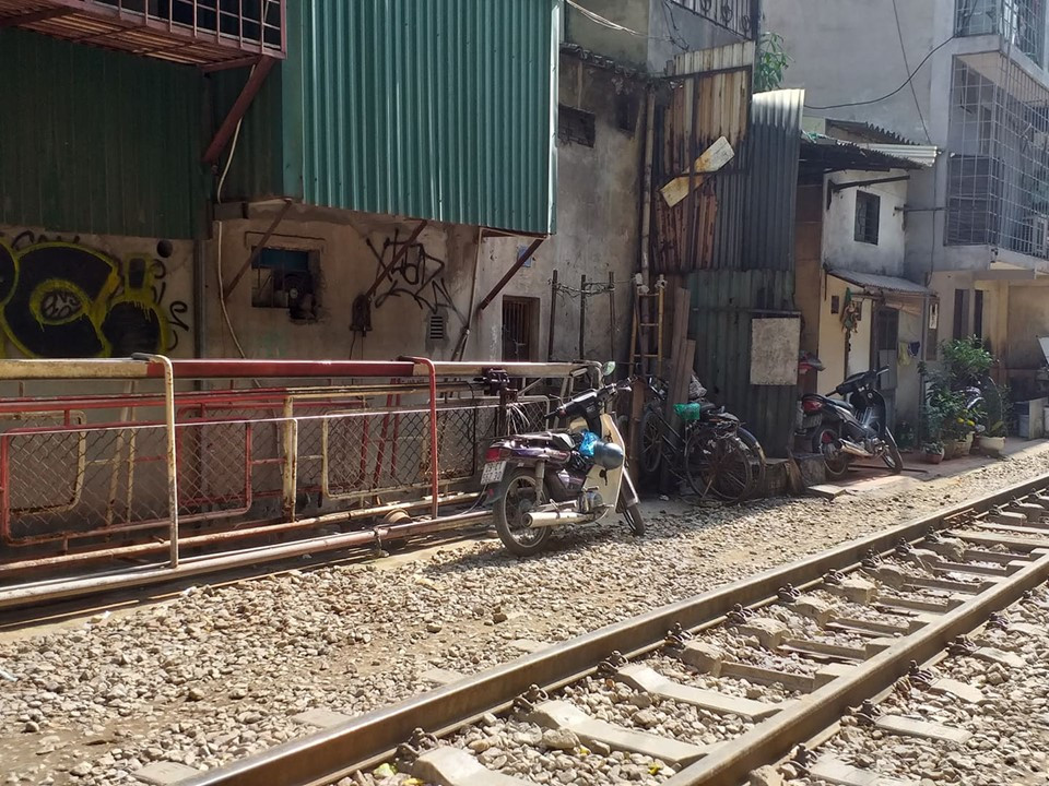 Từ khi phố cà phê đường tàu nổi tiếng, các công trình lấn chiếm hành lang an toàn đường sắt mọc lên ngày 1 nhiều.