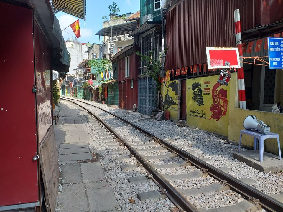 Những quán cà phê sát đường tàu đã đóng cửa toàn bộ, trả lại cho con phố sự yên tĩnh vốn có.