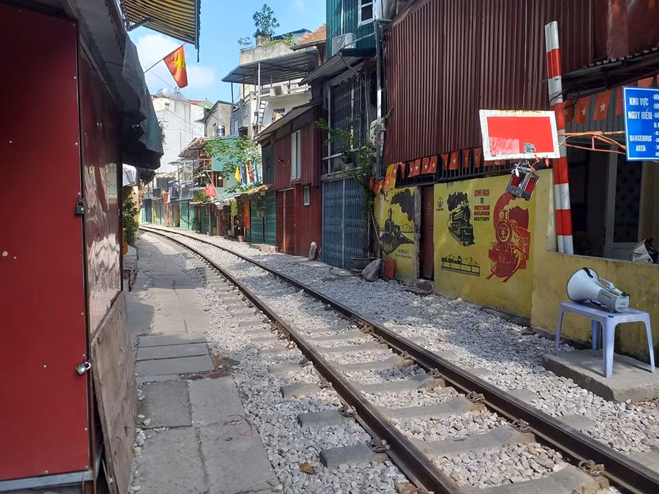 Những quán cà phê sát đường tàu đã đóng cửa toàn bộ, trả lại cho con phố sự yên tĩnh vốn có.