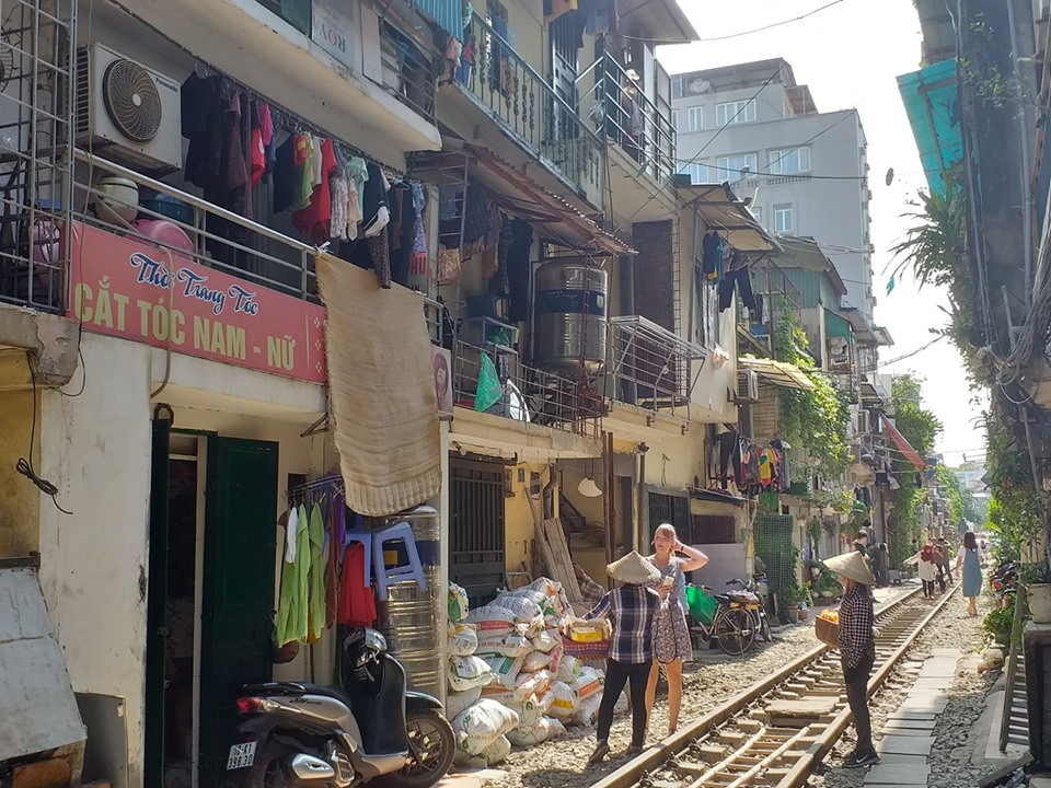 Một số người bán hàng rong vẫn tranh thủ vào đây bán hàng cho du khách. Việc cấm phố cà phê đường tàu khiến họ mất đi 1 nguồn thu không nhỏ khi nơi đây thu hút được rất đông khách nước ngoài đến "check in".