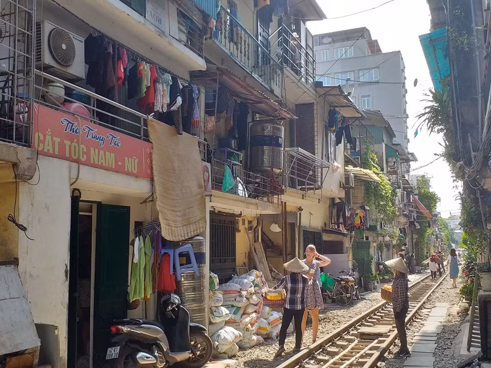 Một số người bán hàng rong vẫn tranh thủ vào đây bán hàng cho du khách. Việc cấm phố cà phê đường tàu khiến họ mất đi 1 nguồn thu không nhỏ khi nơi đây thu hút được rất đông khách nước ngoài đến "check in".