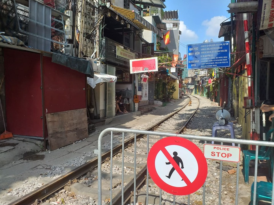 Ngoài hàng rào, biển cấm, lực lượng chức năng còn túc trực tại đây để tuyên truyền cho người dân và du khách.