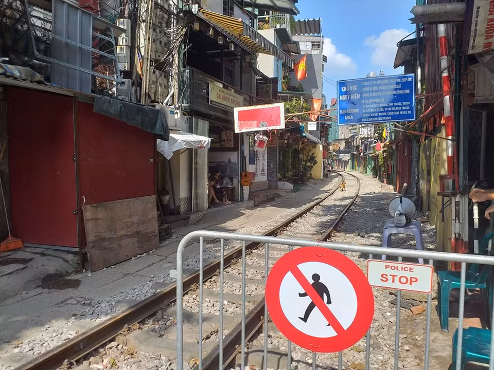 Ngoài hàng rào, biển cấm, lực lượng chức năng còn túc trực tại đây để tuyên truyền cho người dân và du khách.