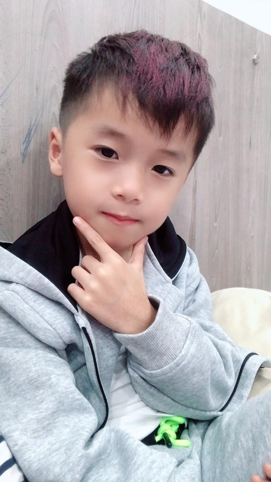 Lâm Vỹ Dạ khoe hình cậu út Xá Xị, “tranh thủ” tuyển sui gia: “Soái ca nhí nhà tui, ai góp gạo không nè”. Xã Xị là con trai út của cặp đôi Lâm Vỹ Dạ - Hứa Minh Đạt. Dù chỉ mới 6 tuổi nhưng cậu bé đã biết tạo dáng khi chụp ảnh, hứa hẹn trở thành một mỹ nam trong tương lai.