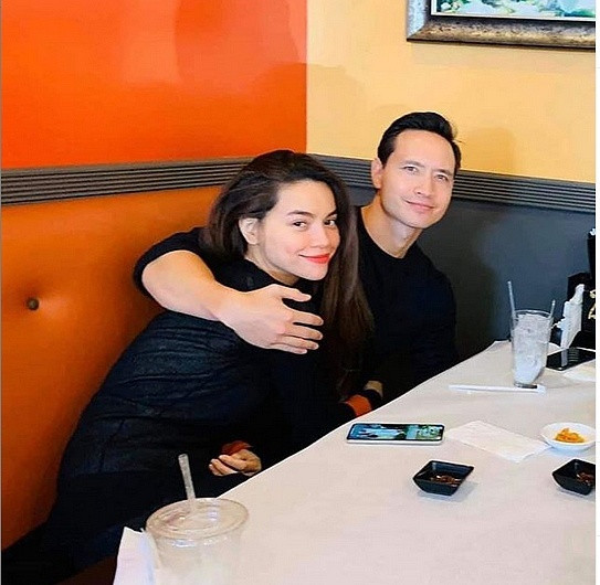 Kim Lý tình tứ ôm vai Hồ Ngọc Hà tại trời Tây thu hút nhiều sự chú ý từ khán giả. Từ khi công khai chuyện tình cảm, cặp đôi gắn bó với nhau như hình với bóng ở khắp mọi nơi khiến không ít khán giả ngưỡng mộ.