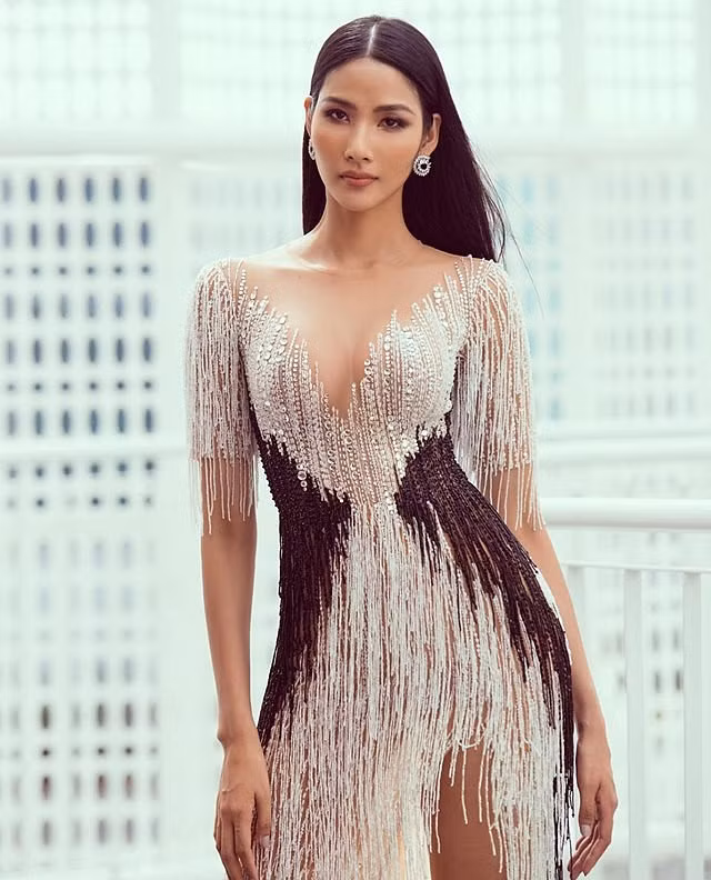 Nhận được thông tin về thời gian cũng như địa điểm tổ chúc cuộc thi Hoa hậu Hoàn vũ Thế giới, Hoàng Thùy lo lắng: “Thùy vừa biết tin, giữa tháng 11 qua Mỹ thi, lịch bị đẩy lên nhiều nhưng mình sẽ cố gắng. Chung kết sẽ tổ chức vào ngày 8/12, địa điểm là tại Mỹ, nhưng chưa biết thành phố nào nên cô gái cũng không biết mặc đồ hè hay đông đây”.