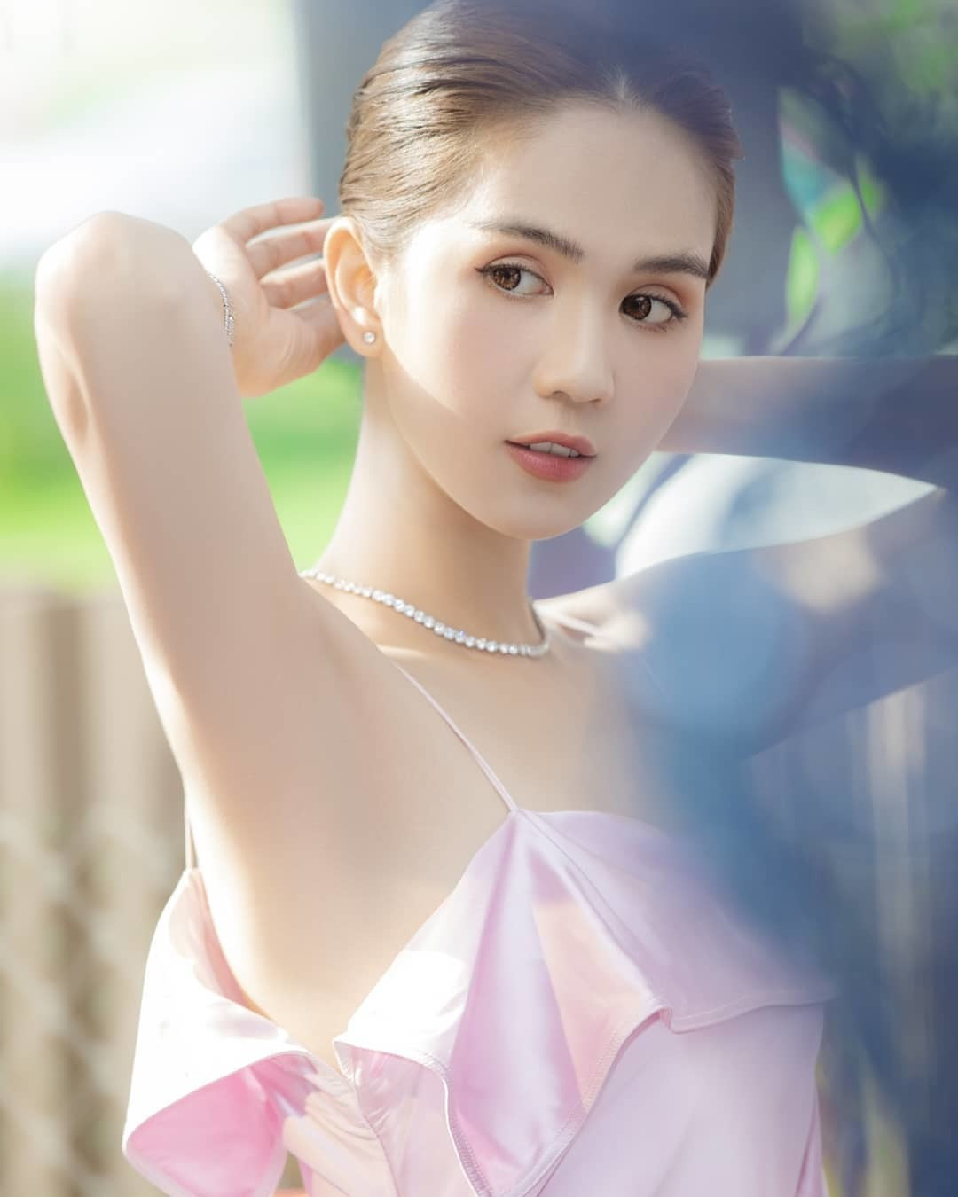 Ngọc Trinh nhận lại nhiều bình luận đồng tình của khán giả với triết lý: “Phụ nữ phải khắc cốt ghi tâm rằng, trên đời này chỉ nên tin 2 thứ, 1 là bản thân mình, 2 là tiền của mình làm ra. Đàn bà có tiền sẽ có tiếng nói, sẽ có tự tin, sẽ có quyền rạng rỡ, đó mới chính là thứ khiến bản thân hạnh phúc, tự do tự tại, cũng là điều khiến đàn ông cả đời không thể khinh thường, chán chê!”.