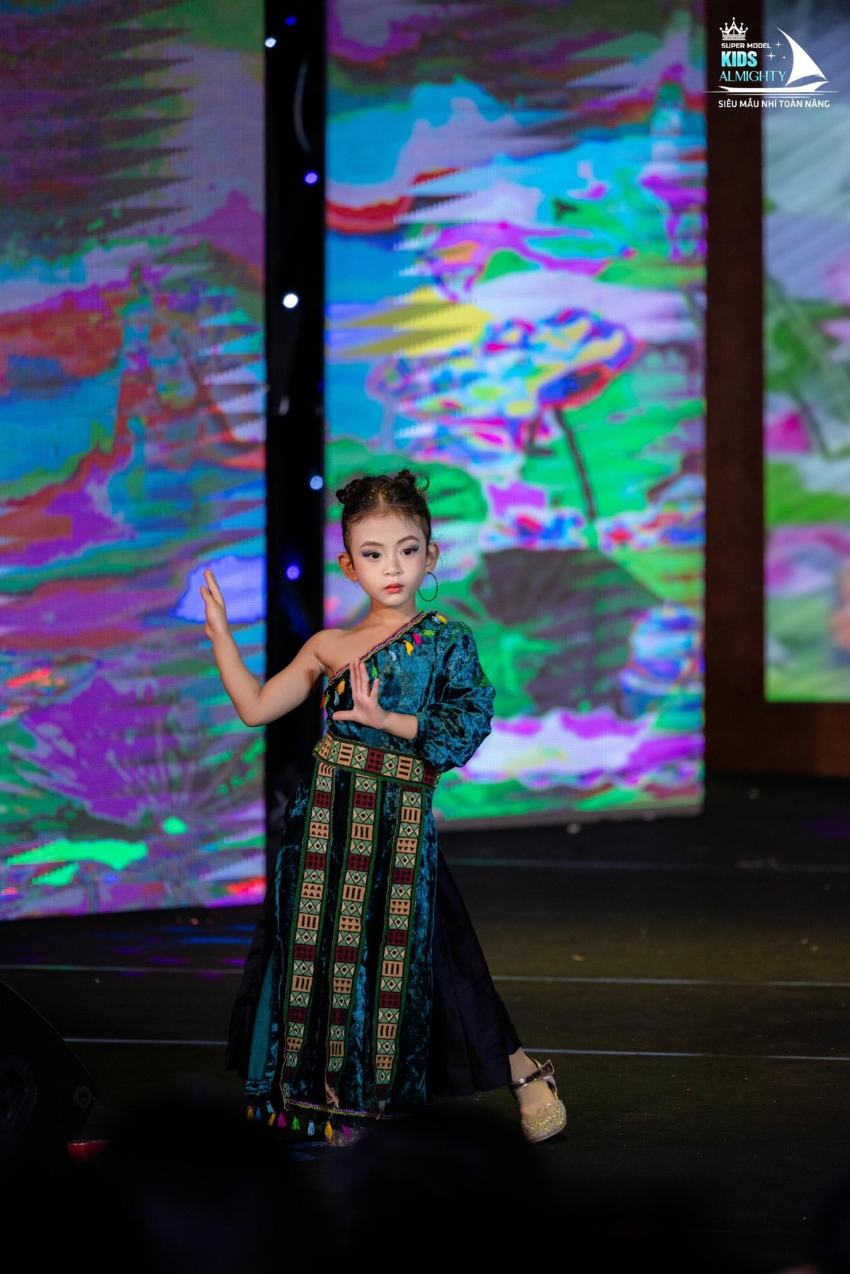 Co be 4 tuoi gianh Giai A quan 2 sieu mau nhi toan nang